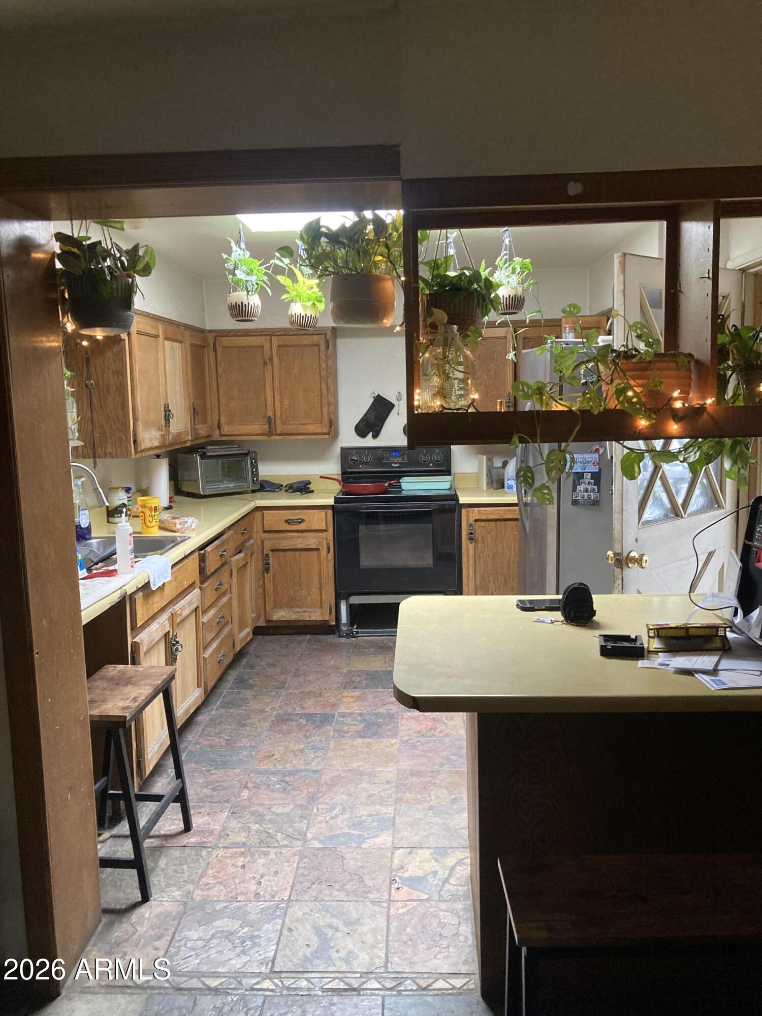 2729 W HAZELWOOD Street