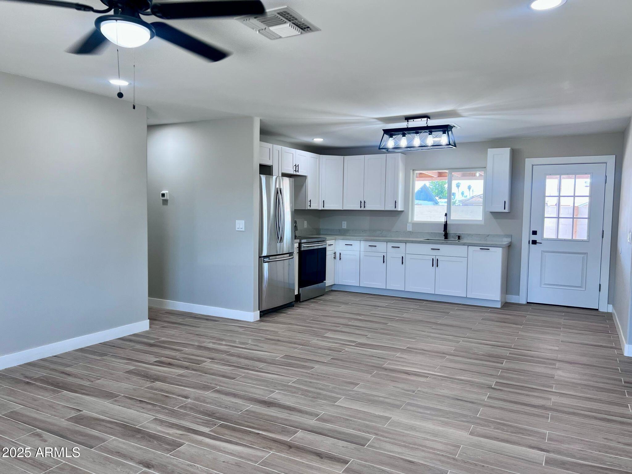3049 W DAHLIA Drive