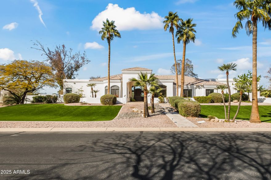 Beautiful split floorplan high bone private estate in CCC school district of Paradise Valley. Perched high above the street in a single level with no steps, backing to common area for unobstructed views and privacy this tastefully updated home boasts two living rooms, eat in kitchen, low care turf both front and back and formal dining. Private office in master wing and three additional en-suite bedrooms. Close to shops, restaurants and great biking and jogging paths.