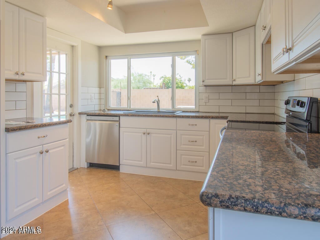 3953 W GLENAIRE Drive