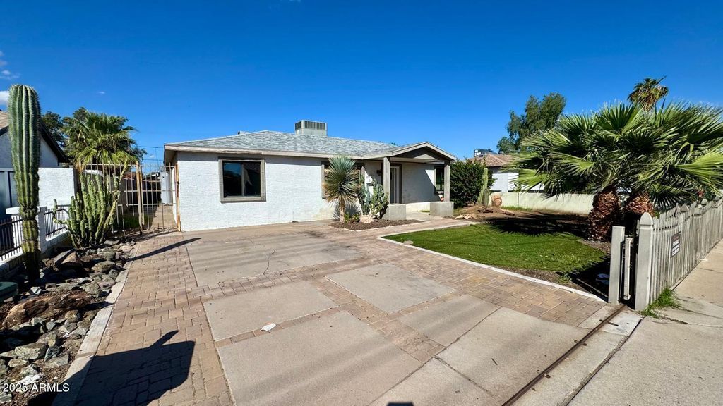 Photo of 3010 W Northern Avenue, Phoenix, AZ 85051 (MLS # 6935455)