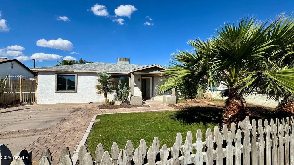 Photo of 3010 W Northern Avenue, Phoenix, AZ 85051 (MLS # 6935455)