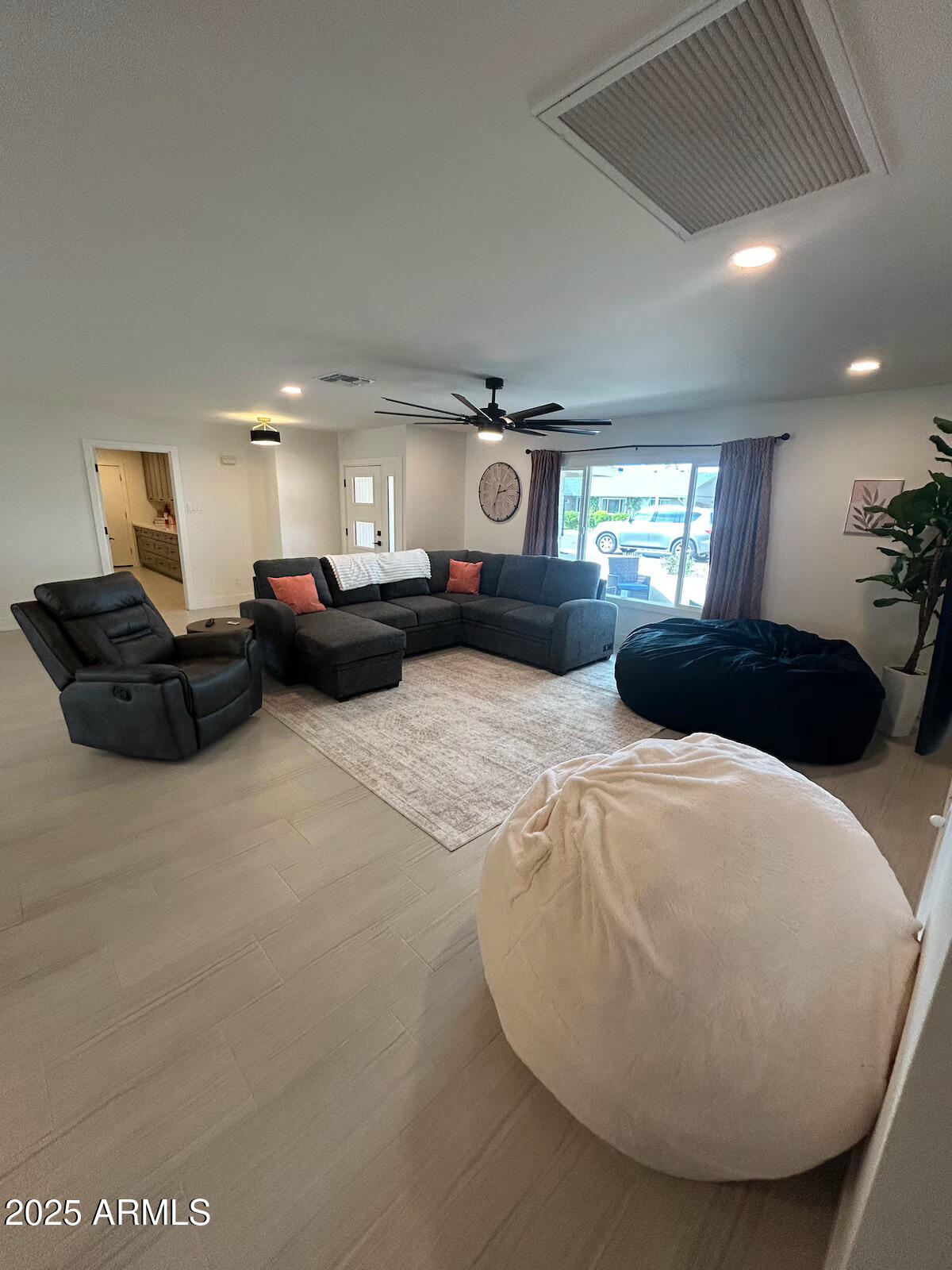 8719 E COLUMBUS Avenue