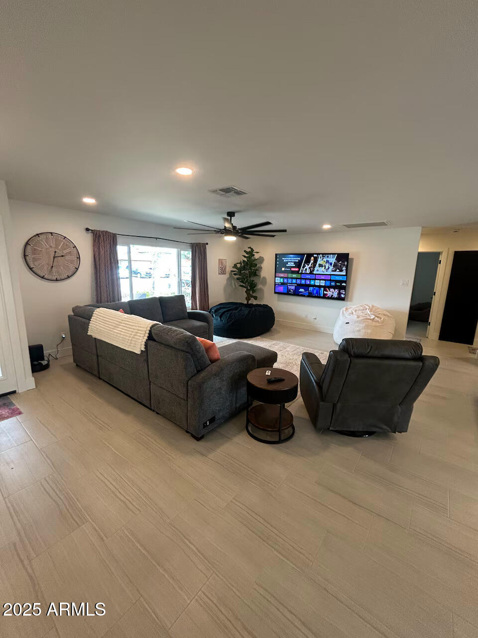 8719 E COLUMBUS Avenue