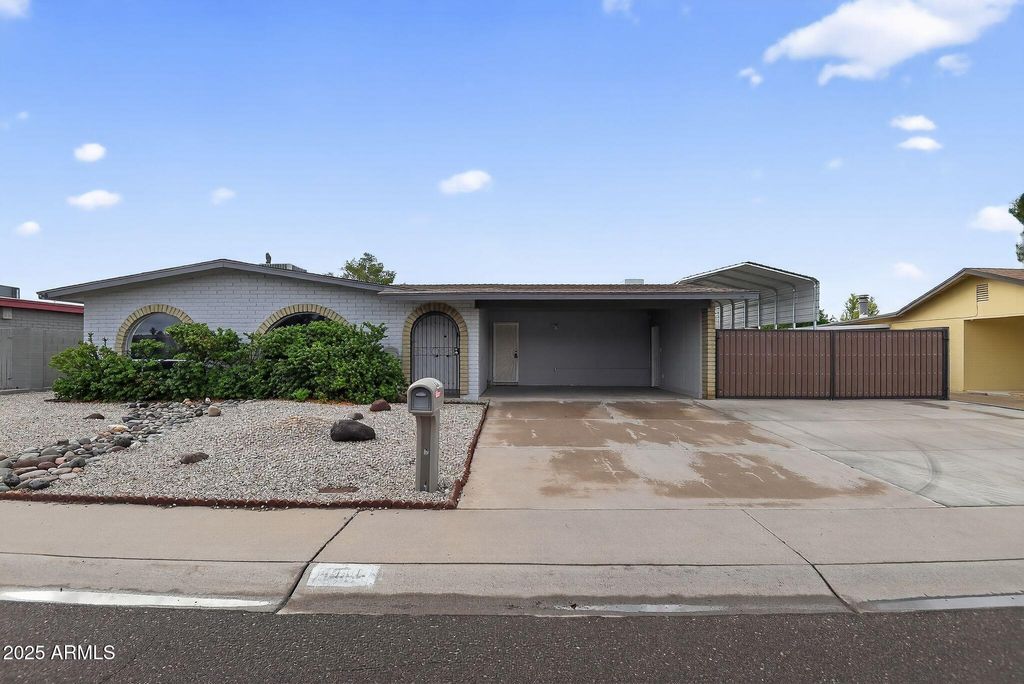 Photo of 4911 W Beverly Lane, Glendale, AZ 85306 (MLS # 6949130)