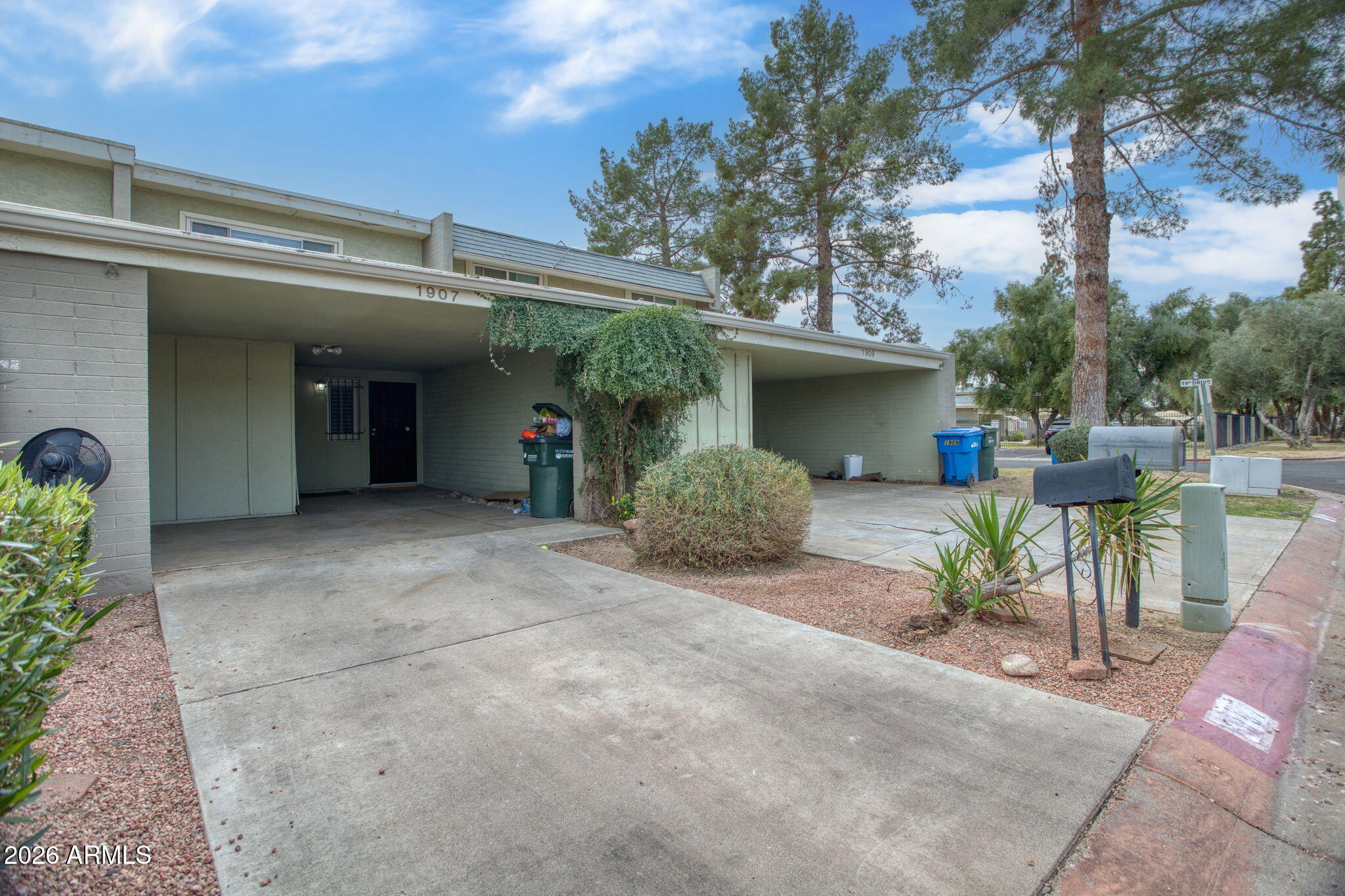 1907 W BELMONT Avenue