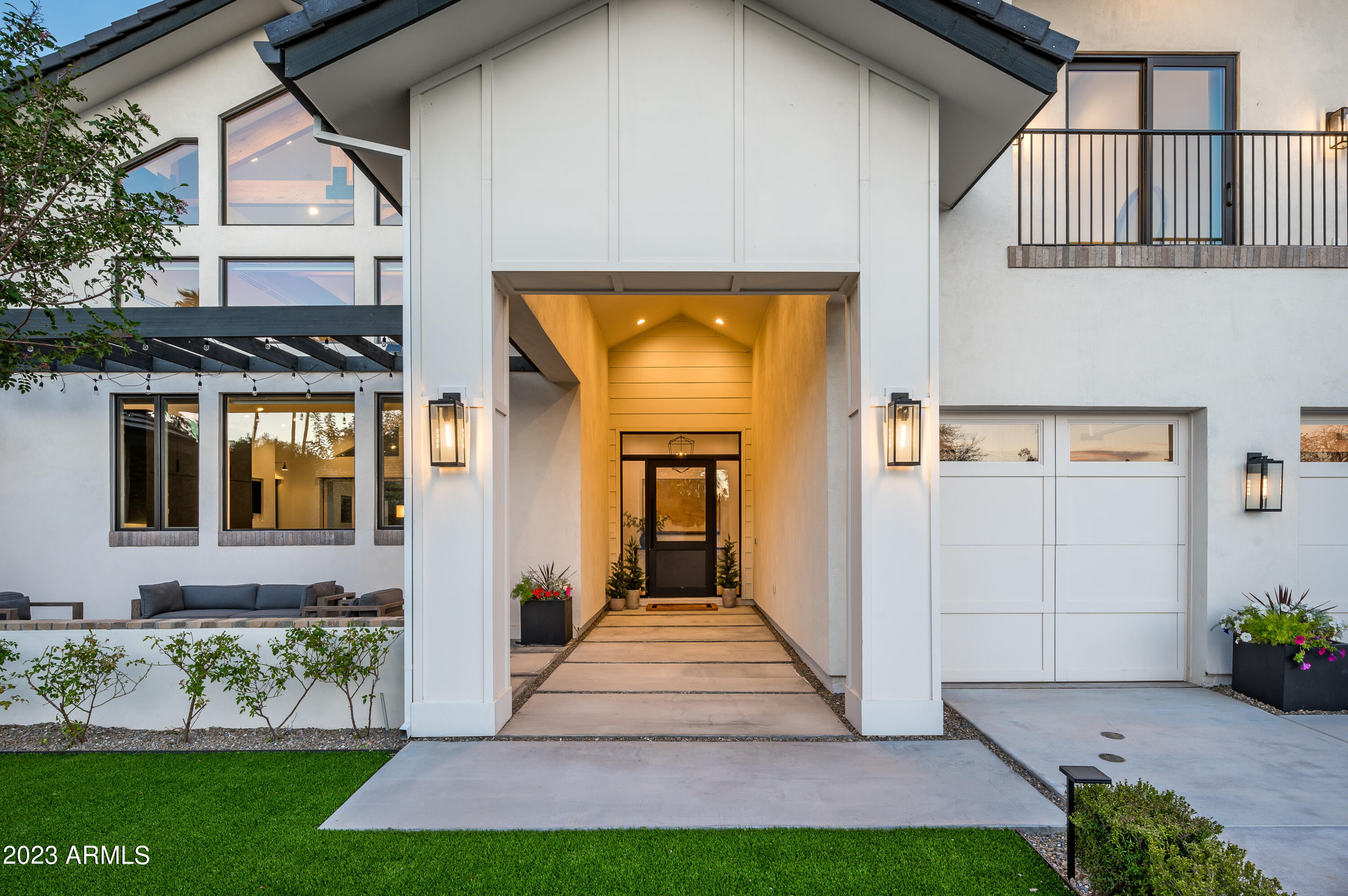 8144 E DEL BARQUERO Drive