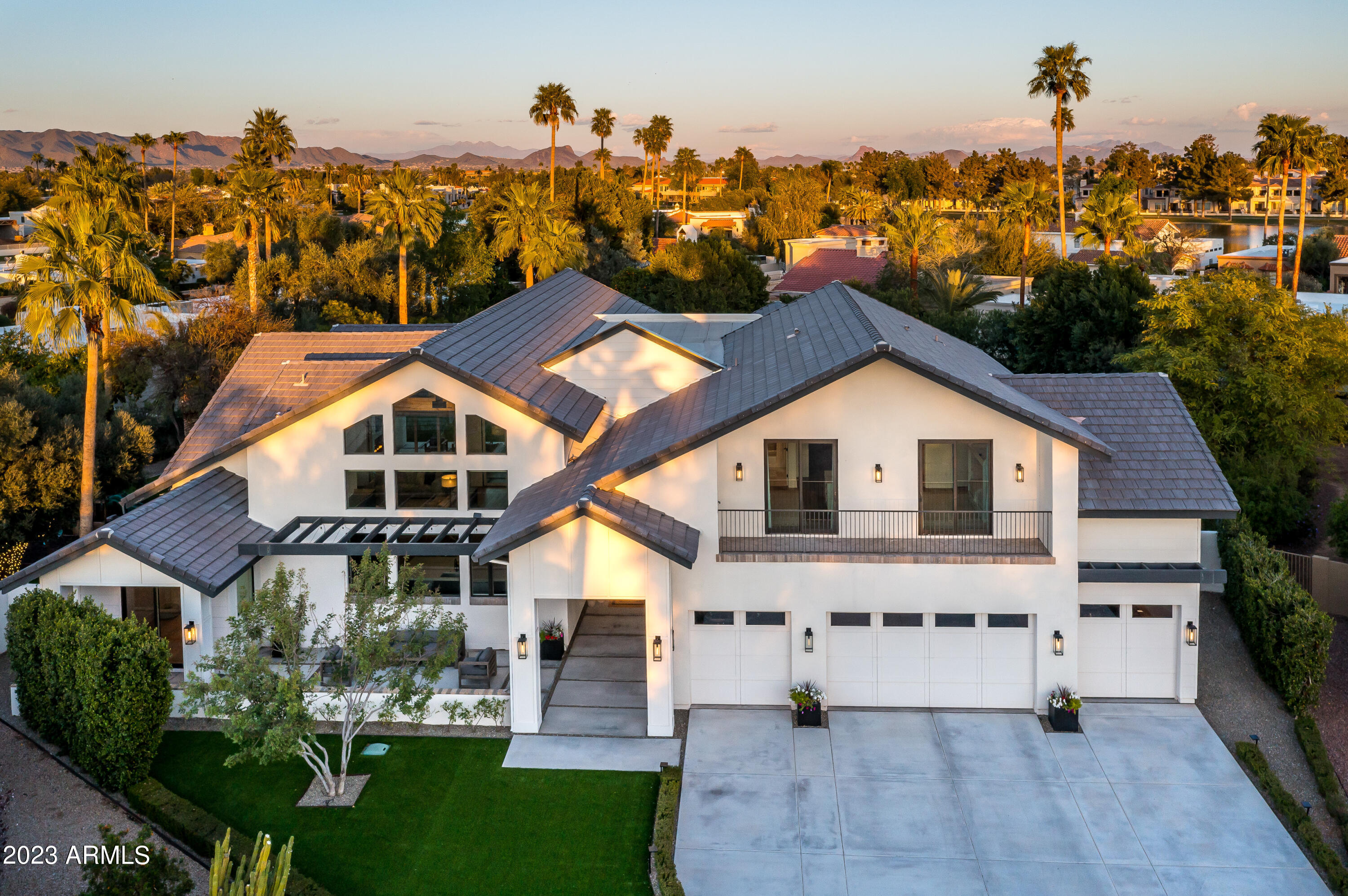 8144 E DEL BARQUERO Drive