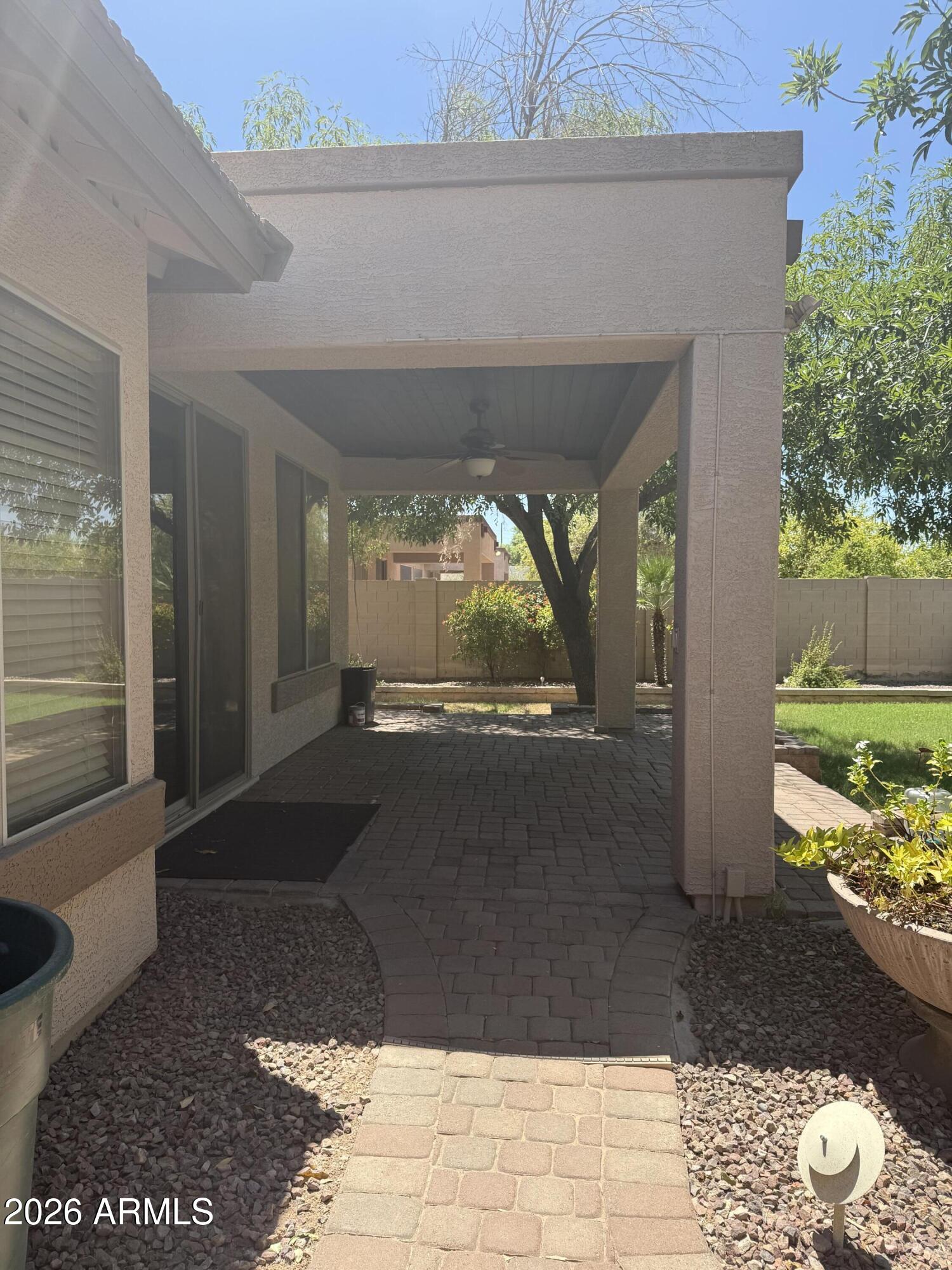 1122 E LONGHORN Place