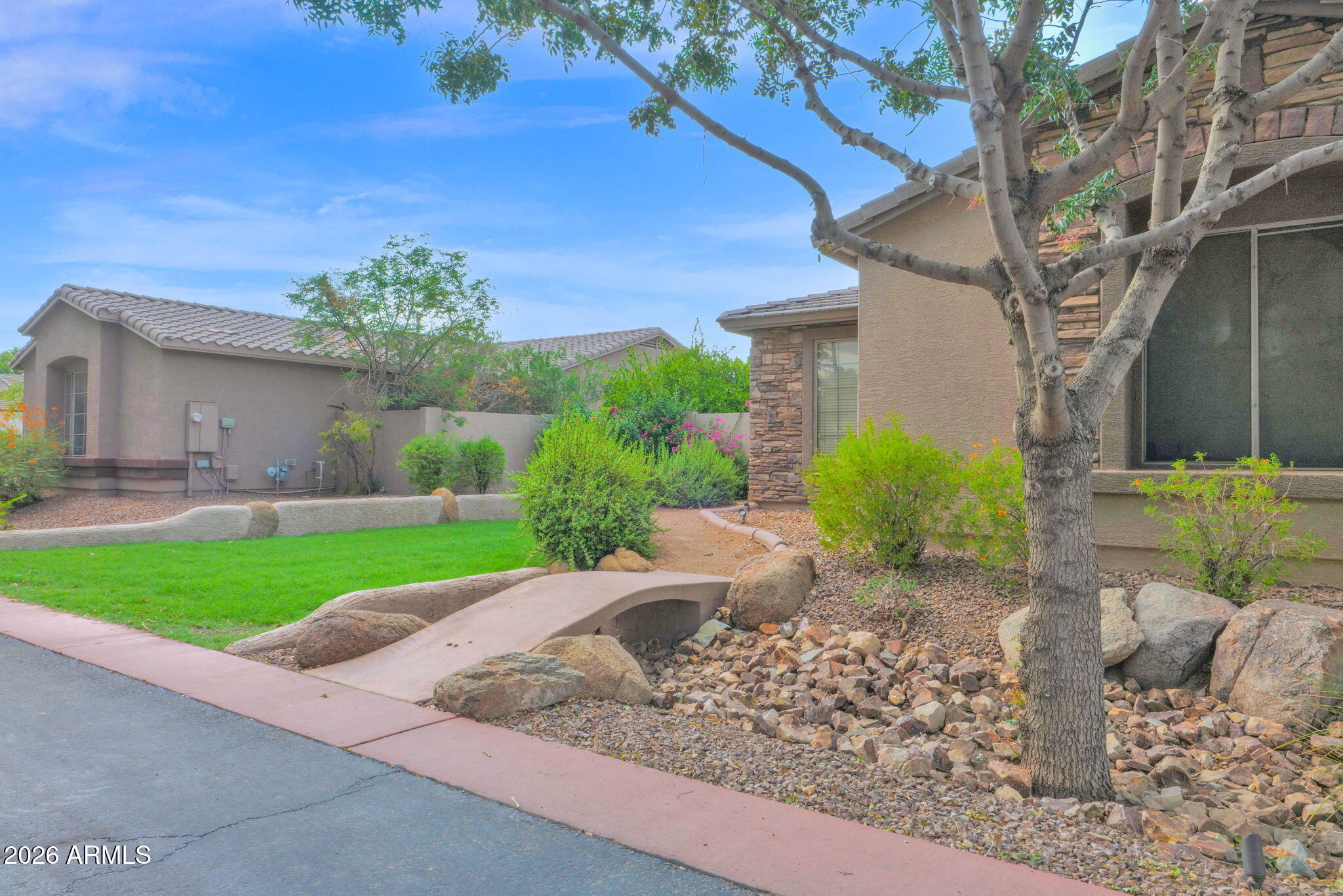 1122 E LONGHORN Place