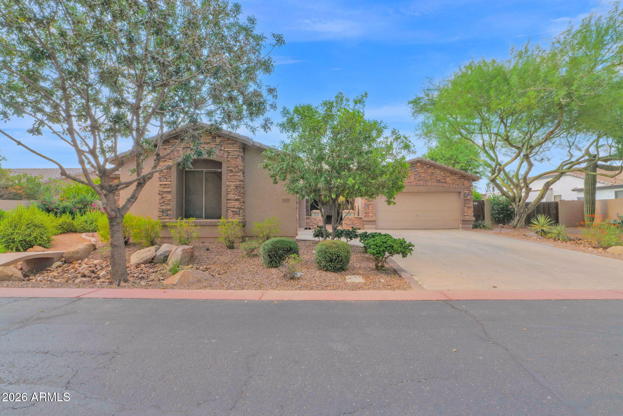 1122 E LONGHORN Place