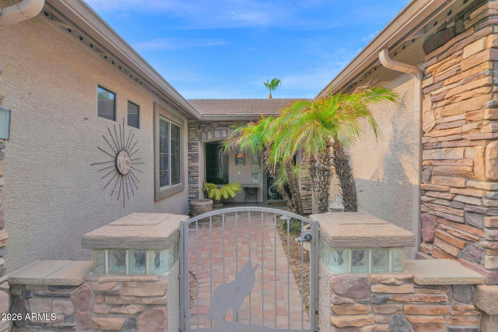 1122 E LONGHORN Place