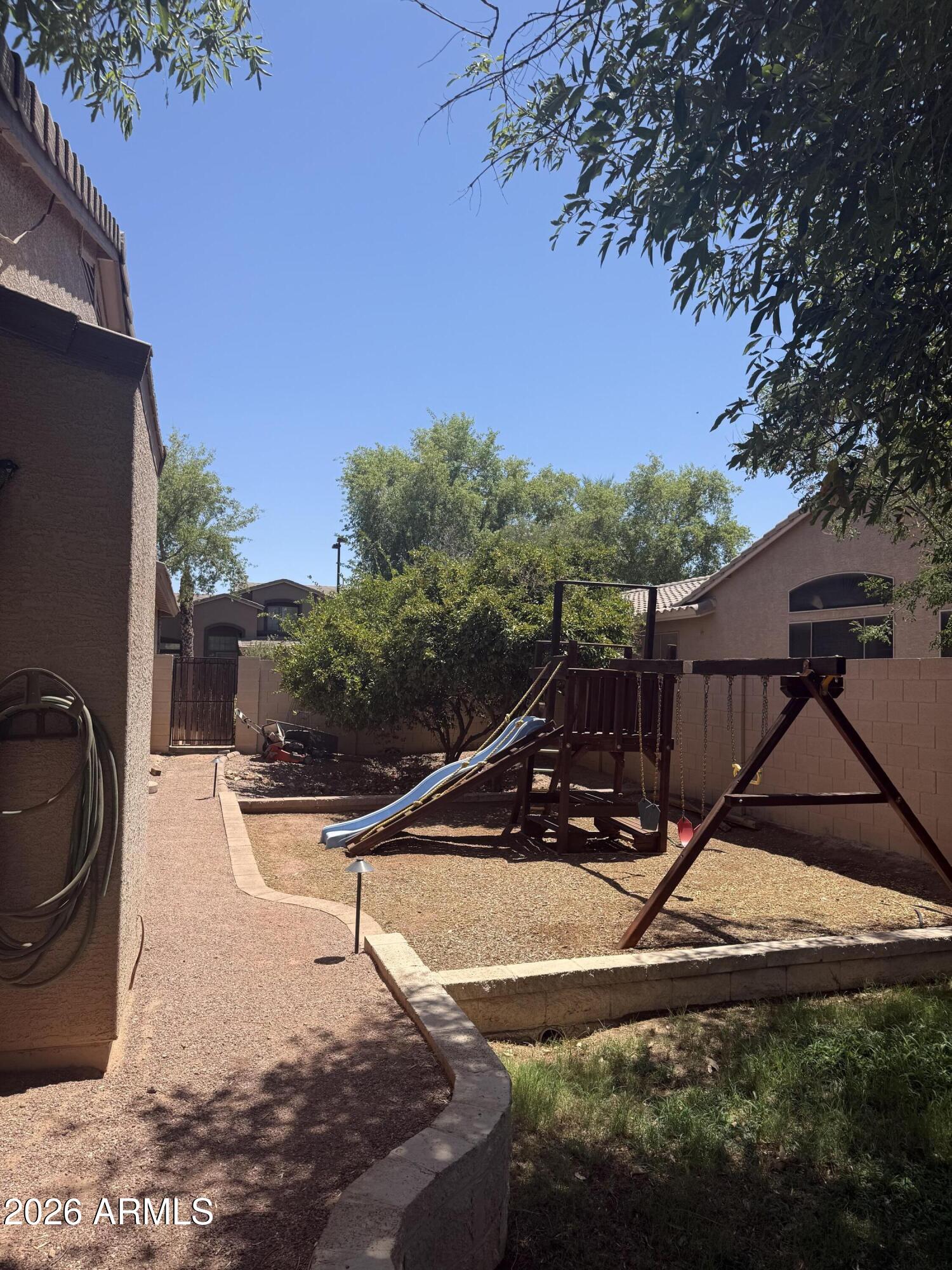 1122 E LONGHORN Place