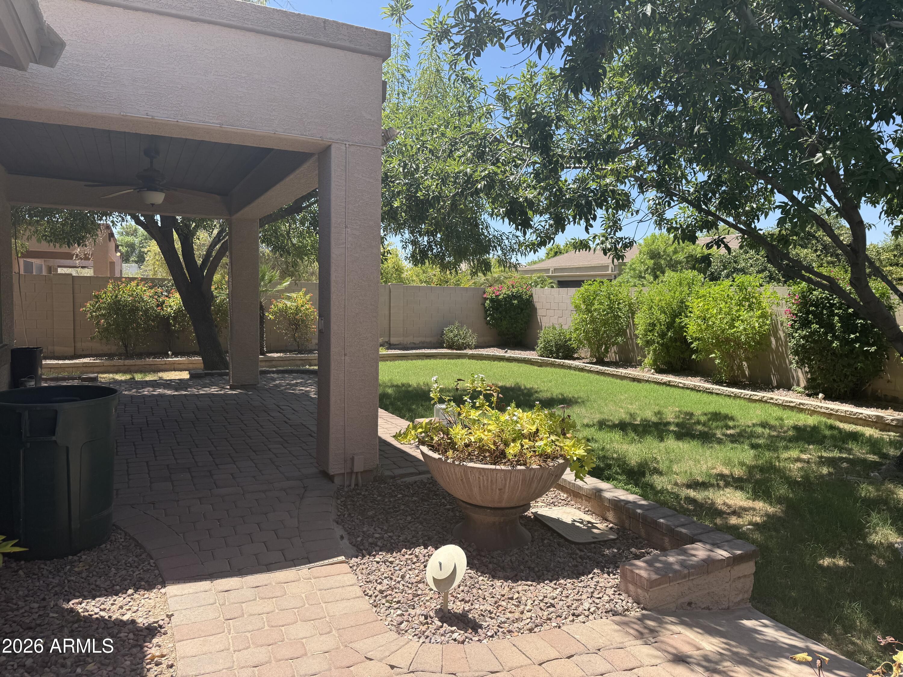 1122 E LONGHORN Place