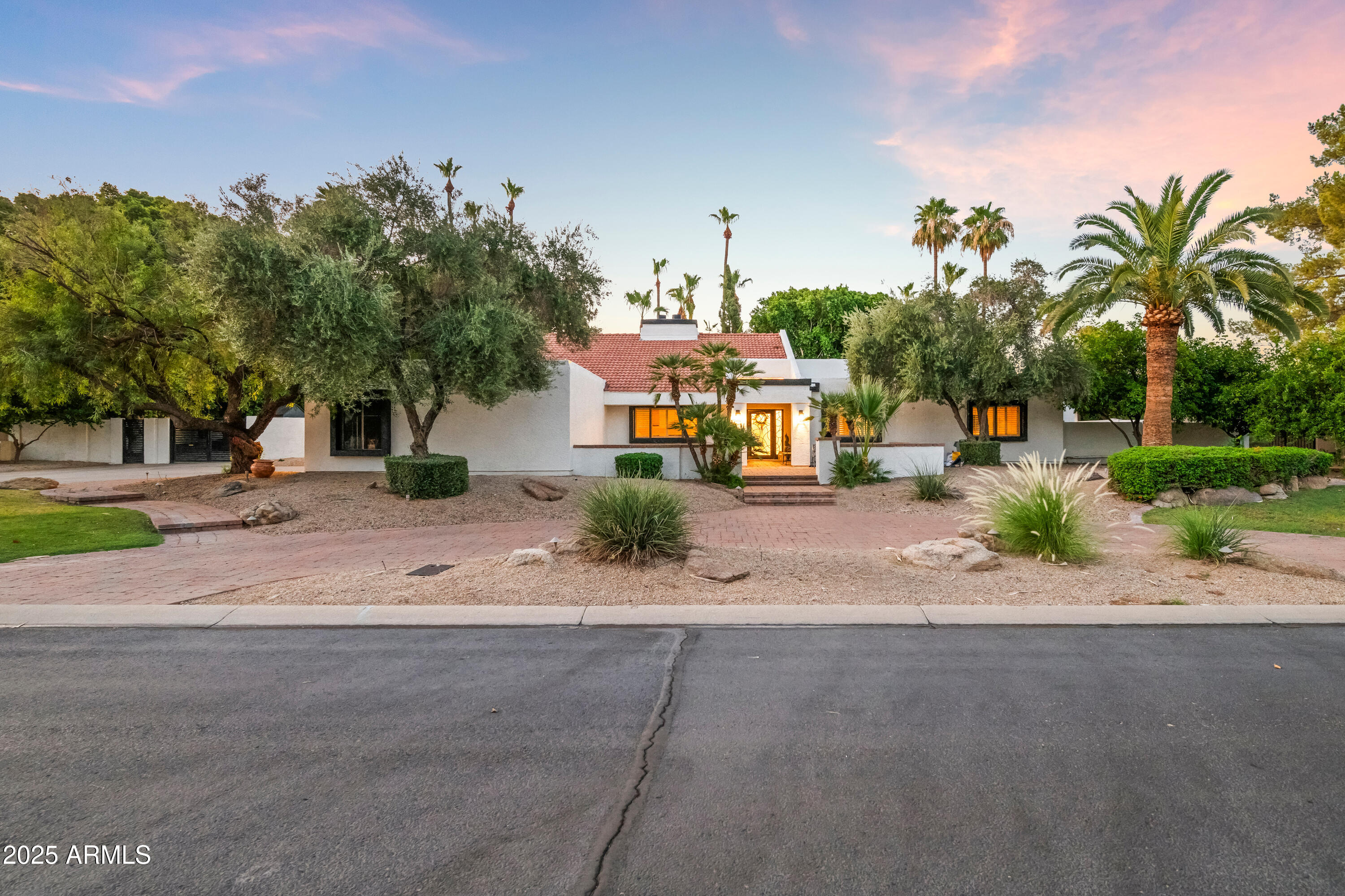540 E CERCADO Lane