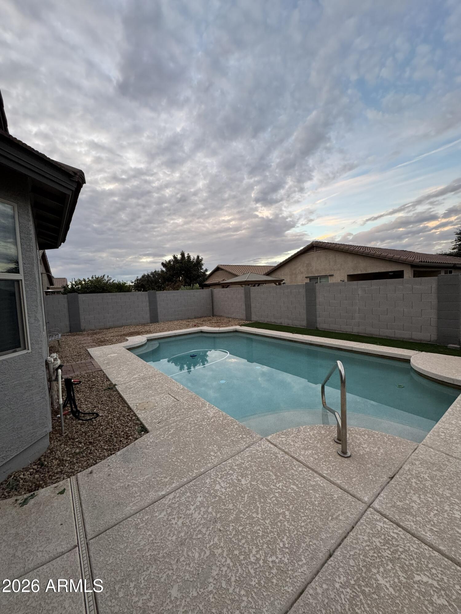 1614 W STEPHANIE Lane