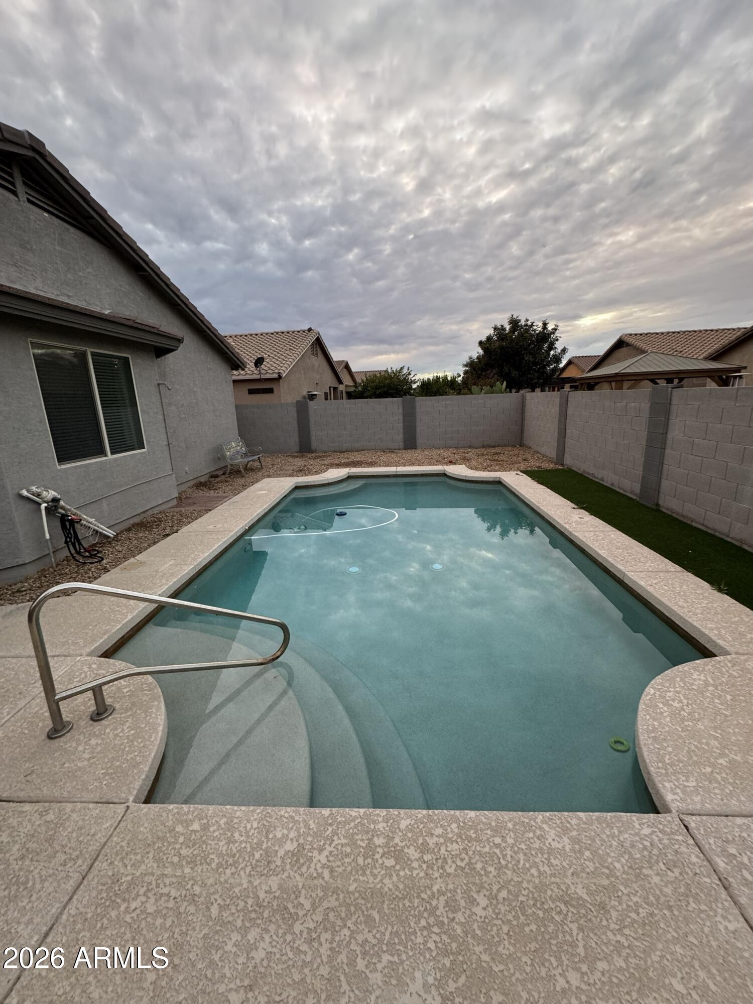 1614 W STEPHANIE Lane