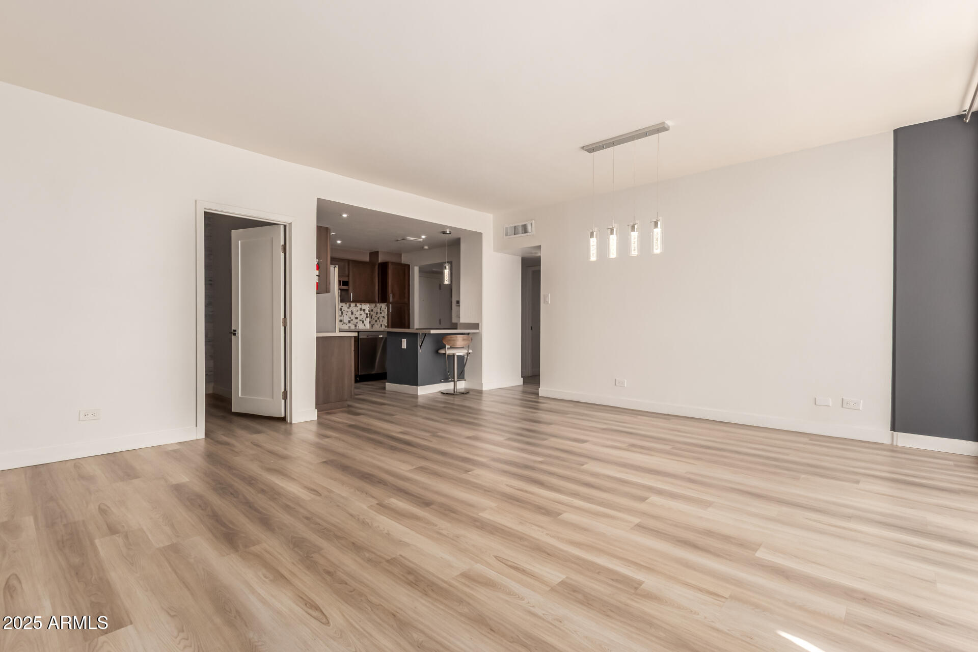 207 W CLARENDON Avenue H9