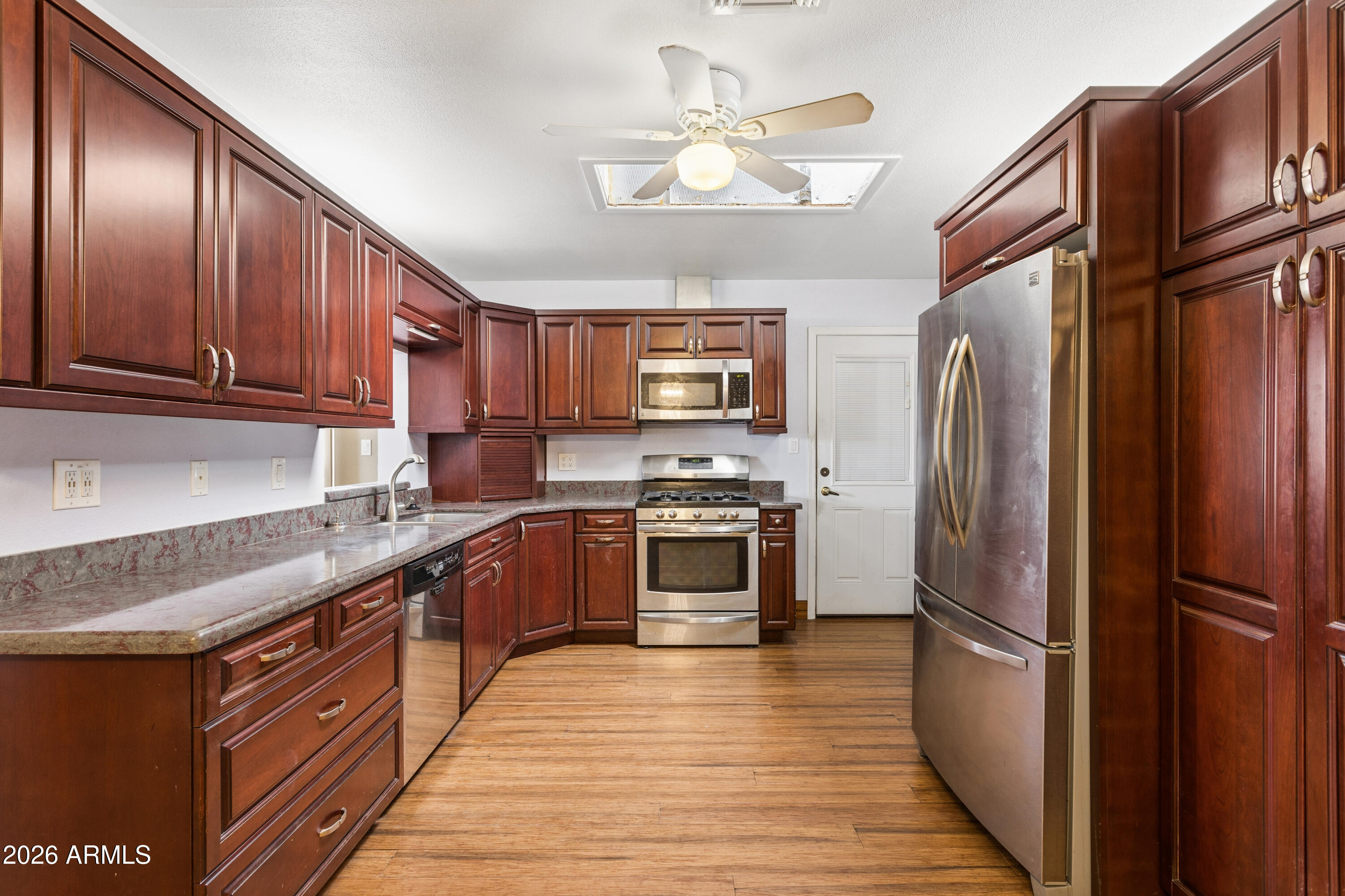 1902 W KERRY Lane