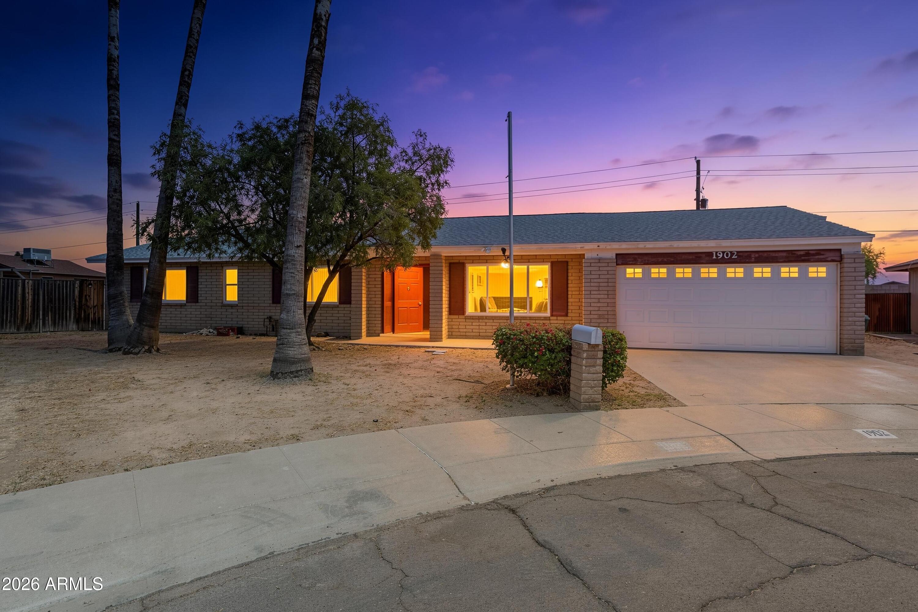 1902 W KERRY Lane