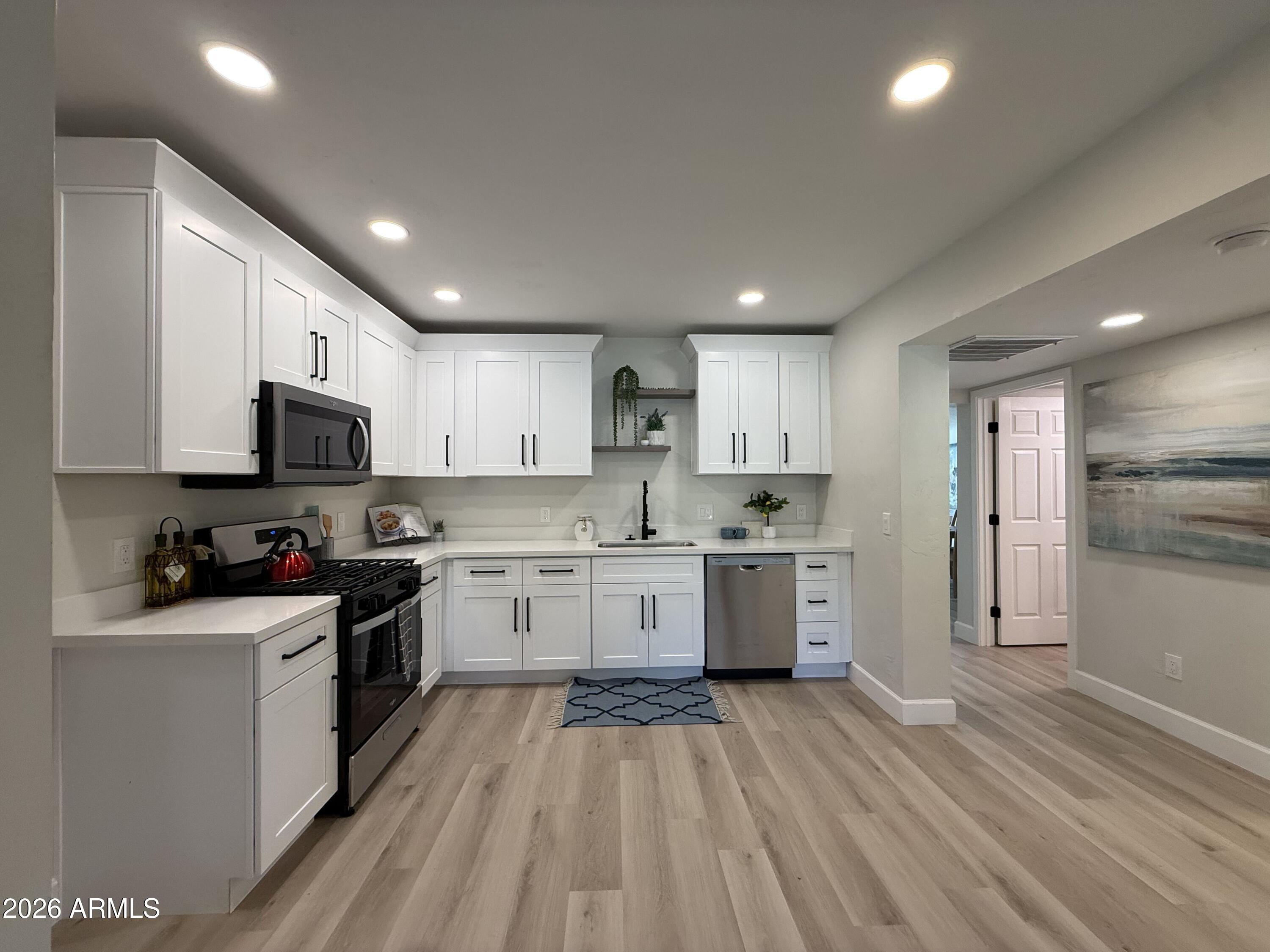 3005 E HUBBELL Street