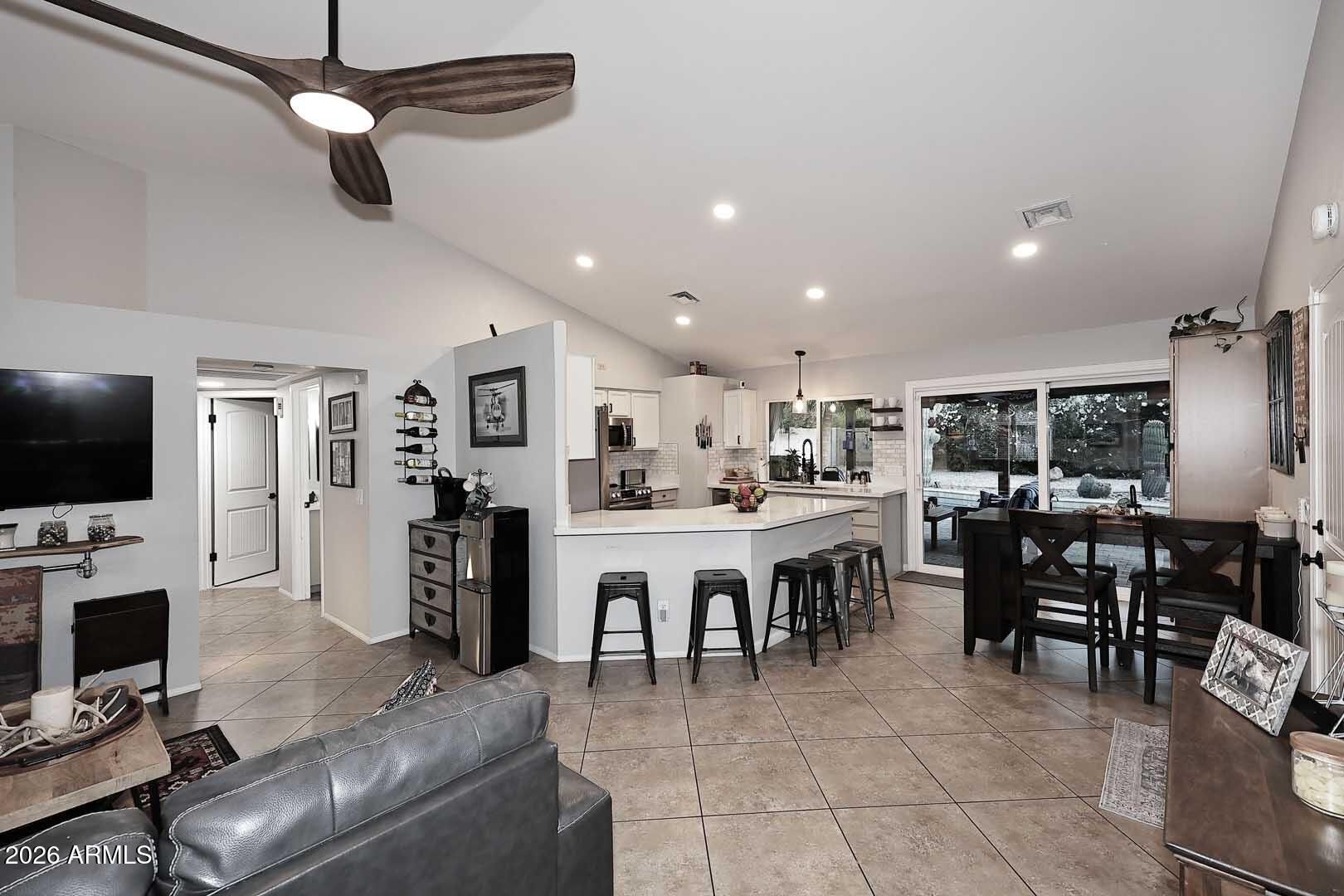 1521 E SHEFFIELD Avenue