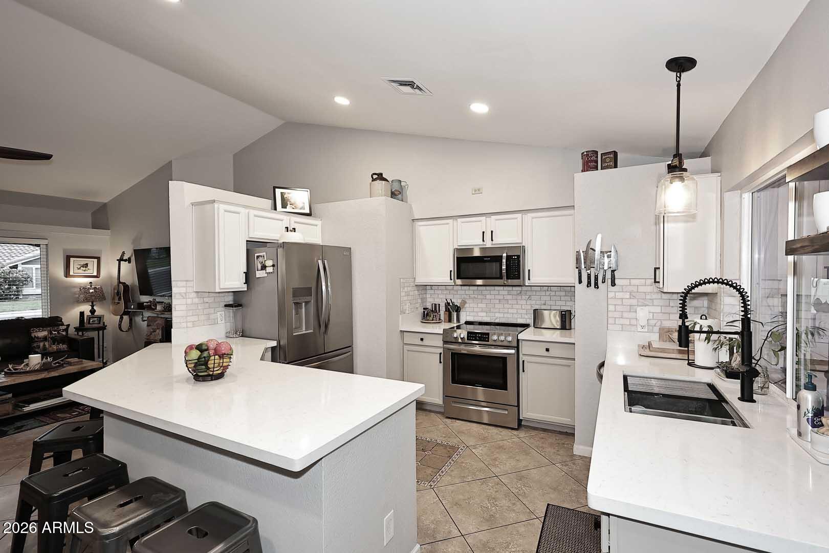 1521 E SHEFFIELD Avenue