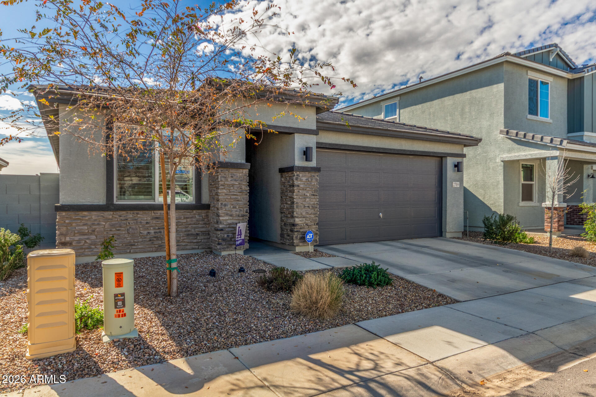 2709 E HOUSTON Avenue