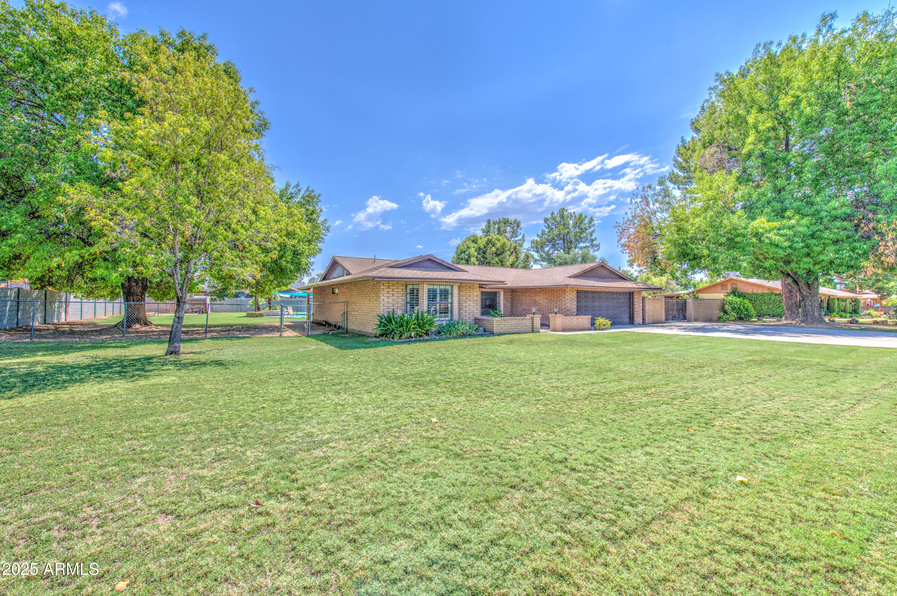 10517 W EARLL Drive