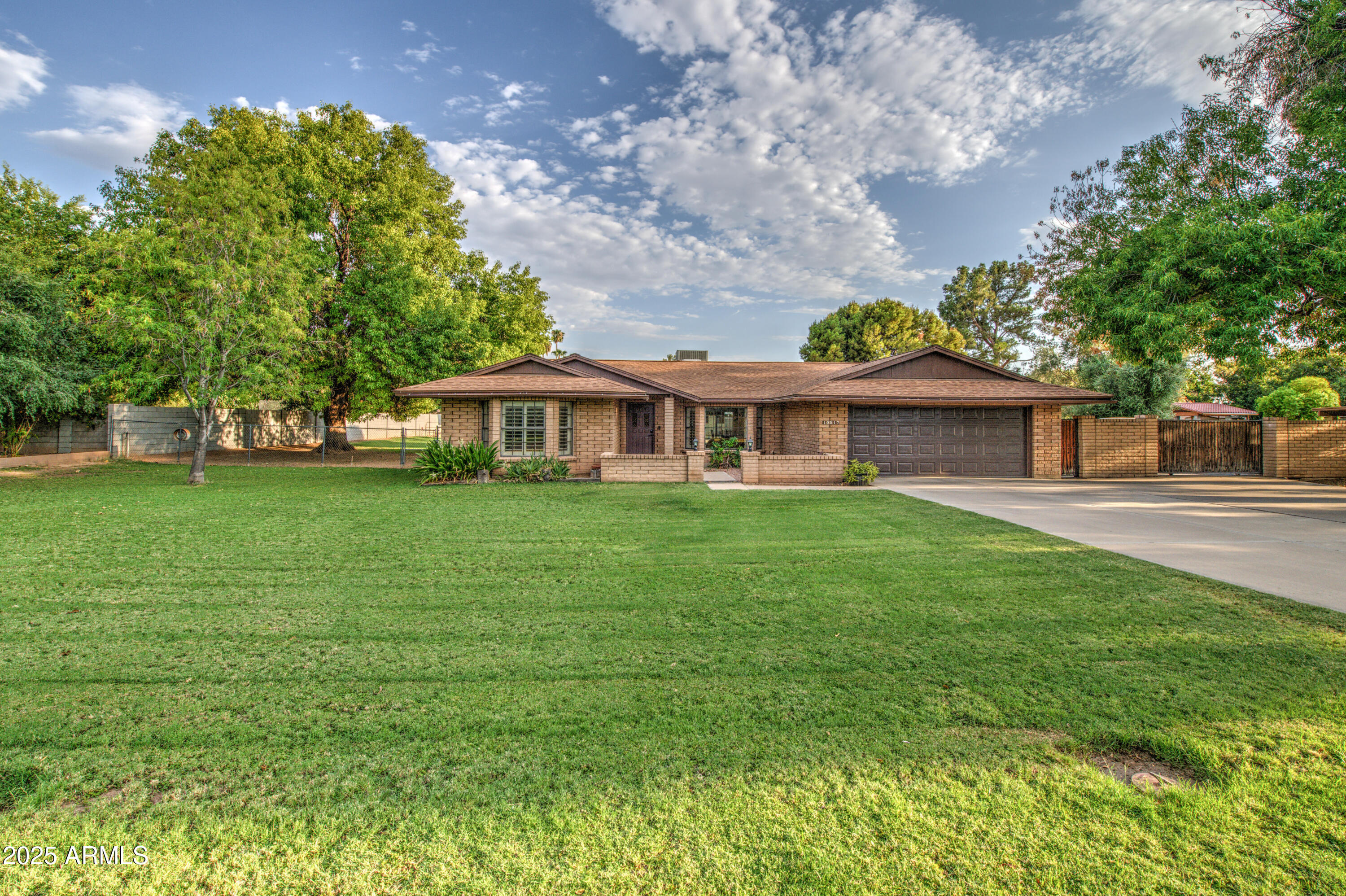 10517 W EARLL Drive