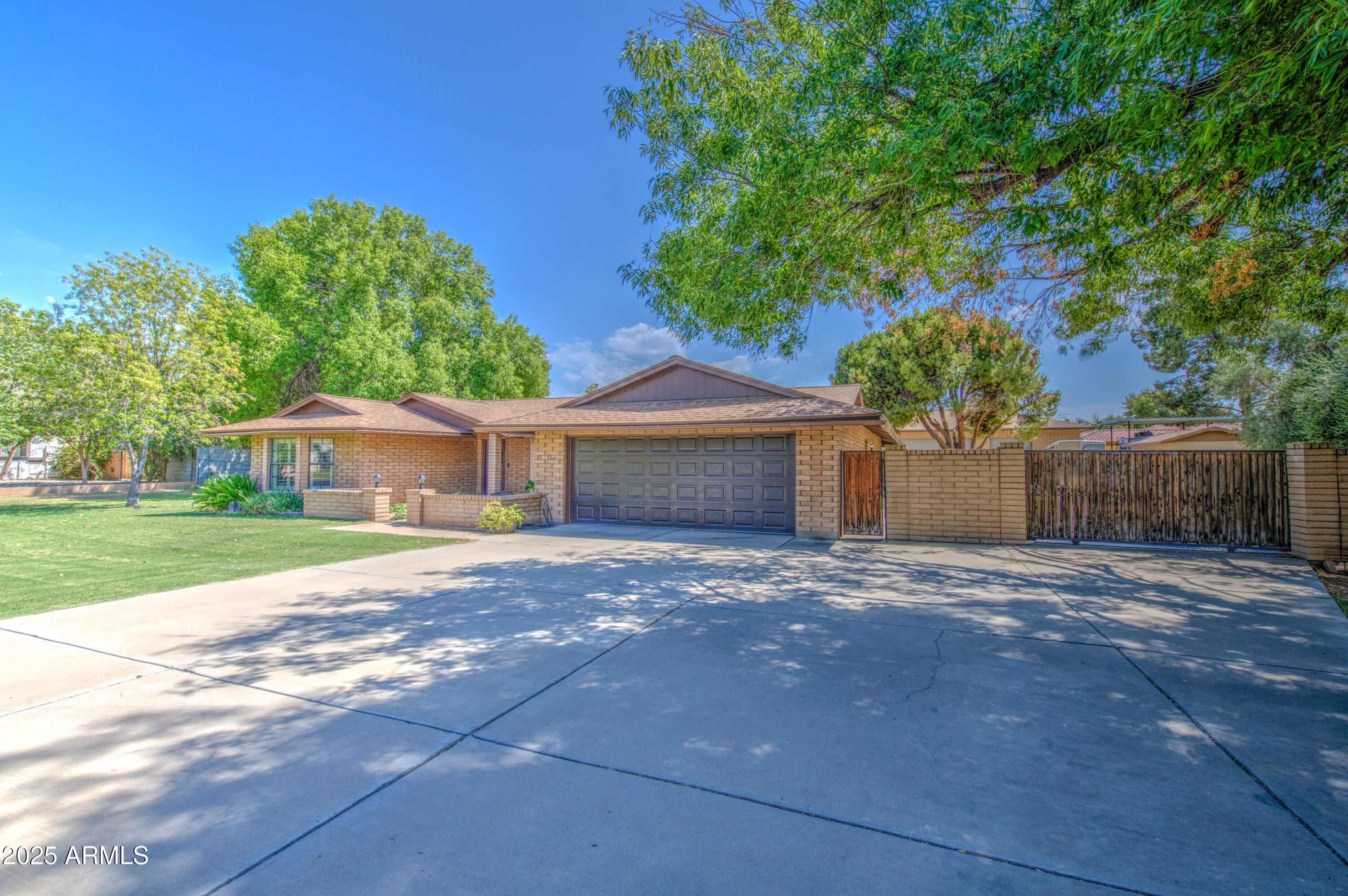 10517 W EARLL Drive