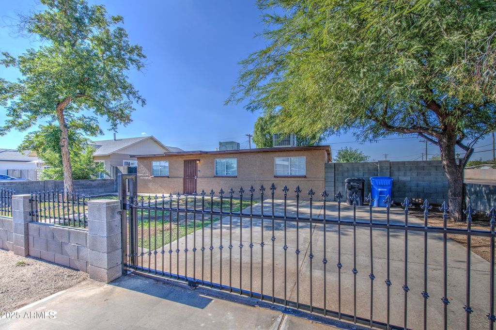Photo of 4802 S 35th Drive, Phoenix, AZ 85041 (MLS # 6951869)