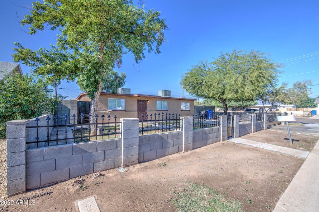 Photo of 4802 S 35th Drive, Phoenix, AZ 85041 (MLS # 6951869)