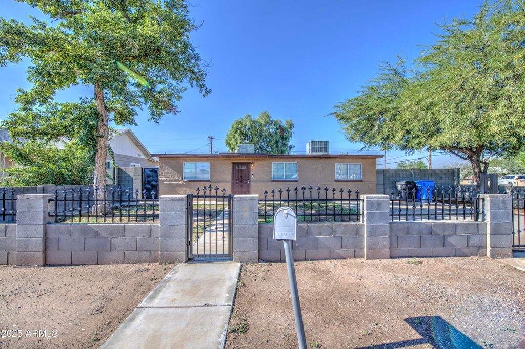 Photo of 4802 S 35th Drive, Phoenix, AZ 85041 (MLS # 6951869)