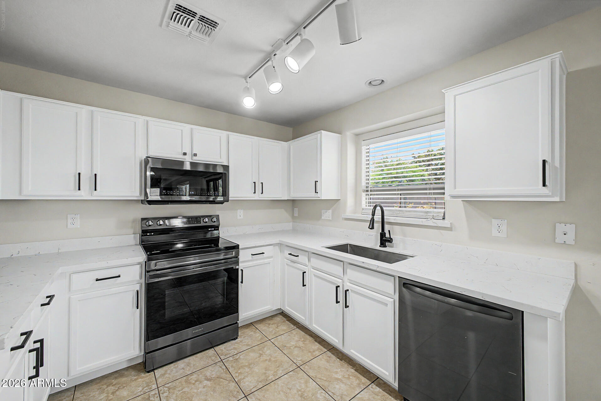1610 W SAN TAN HILLS Drive