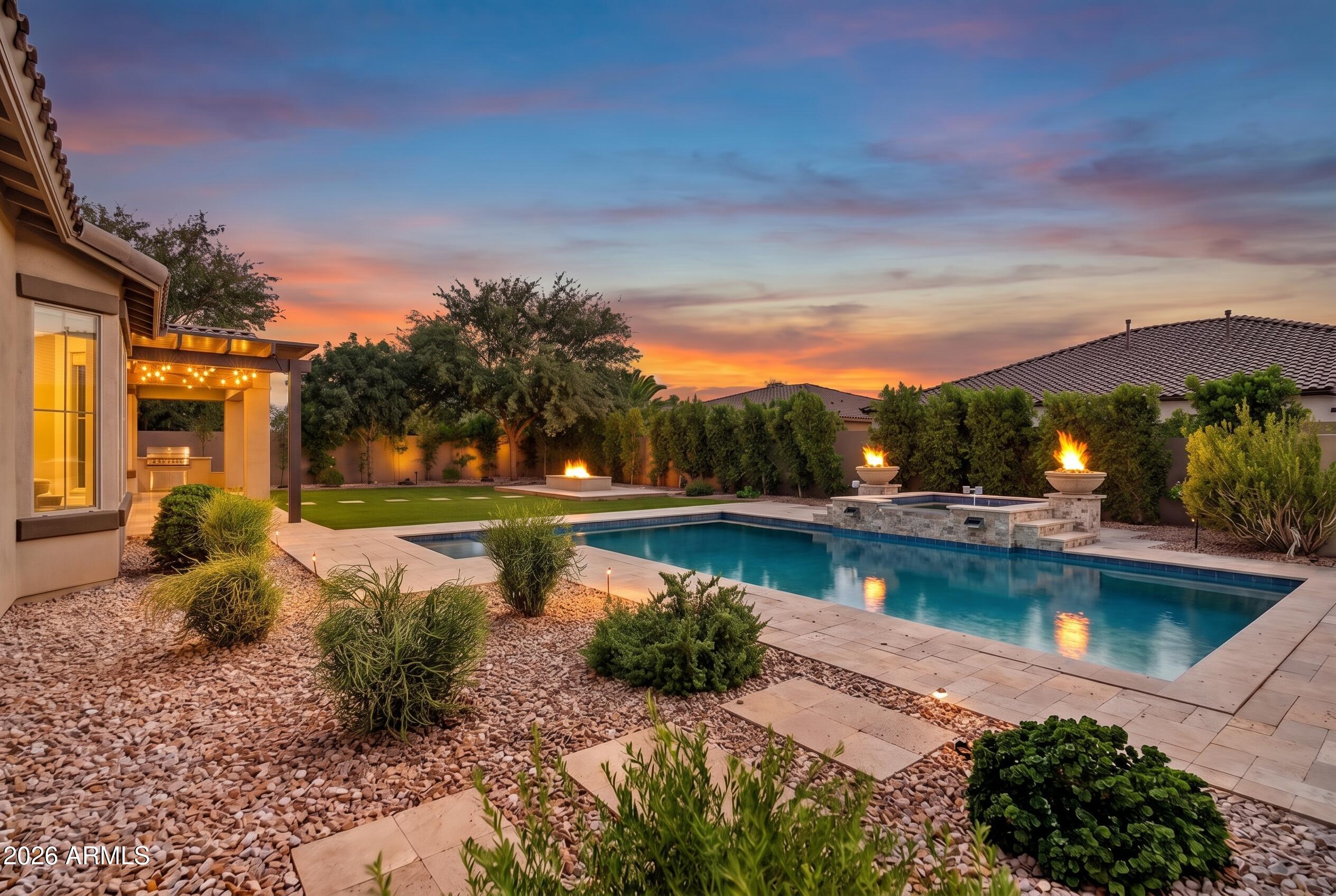 2431 W LONGHORN Drive