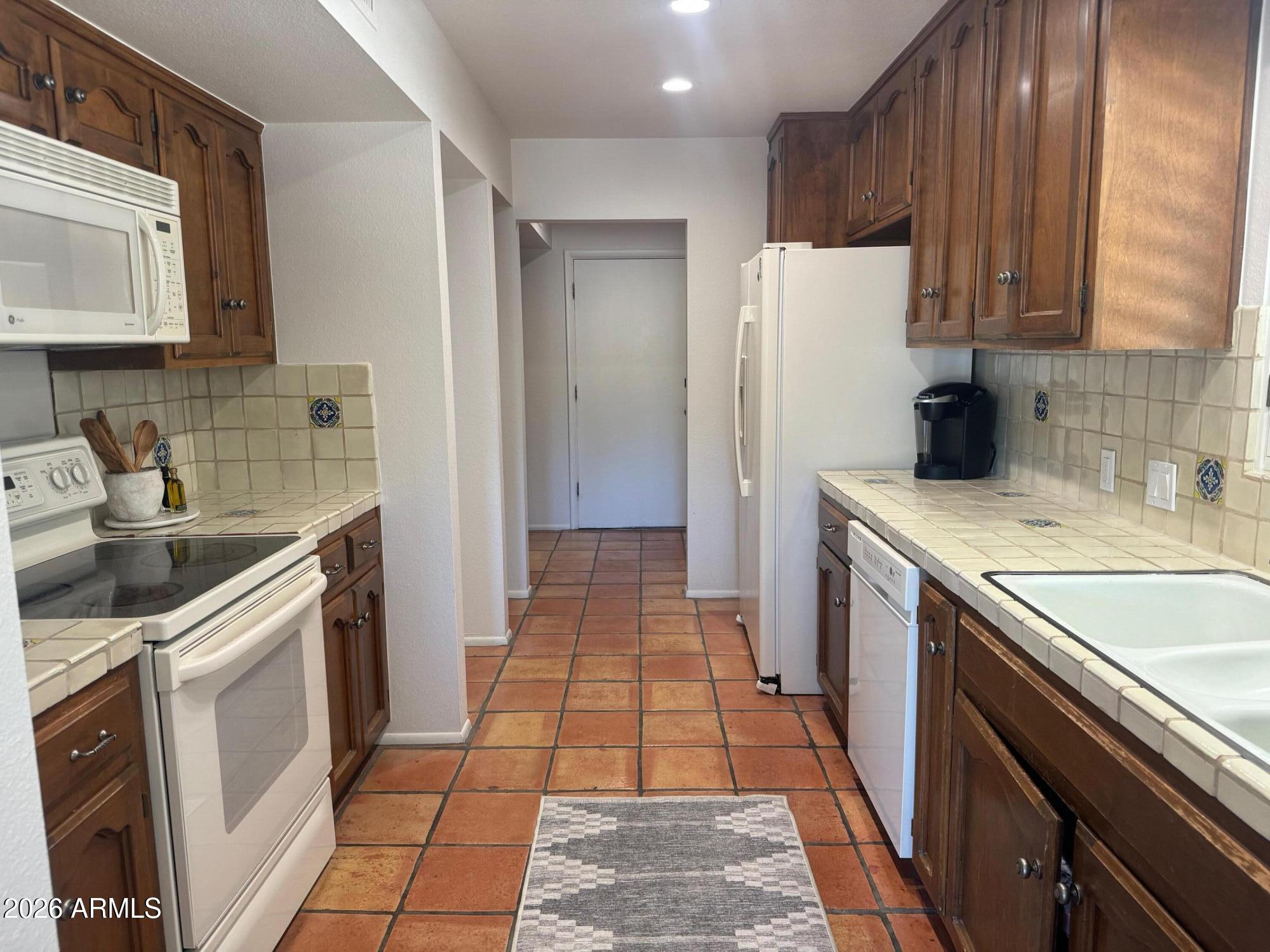 1725 E STAGHORN Lane