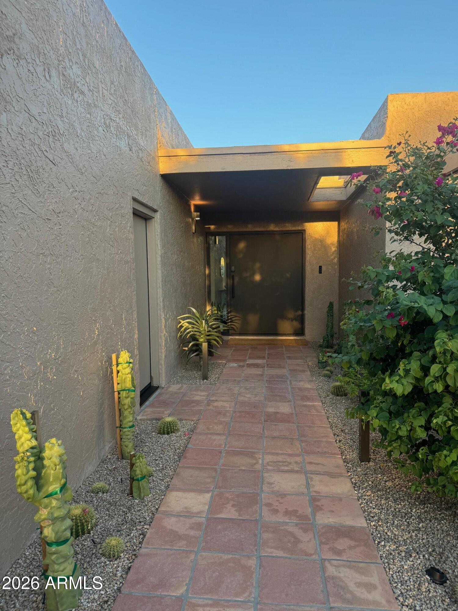 1725 E STAGHORN Lane