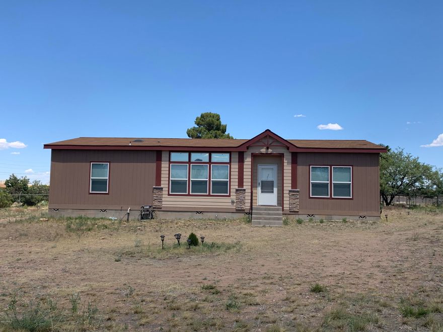 This nice 3BD/2BA/0CG manufactured home is located not too far from shopping, Fort Huachuca and schools. It has plenty of land, a split floor plan, separate tub and shower in master bath, a walk-in master closet, good-sized rooms, and a separate laundry room. It's time to make this place your own, show today!