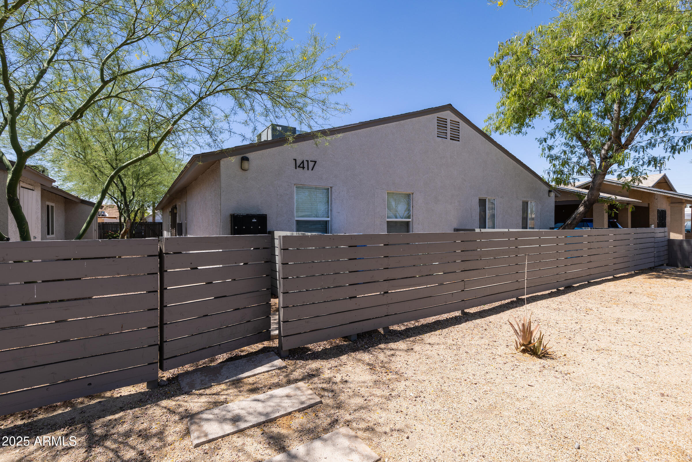 1421 E ROOSEVELT Street