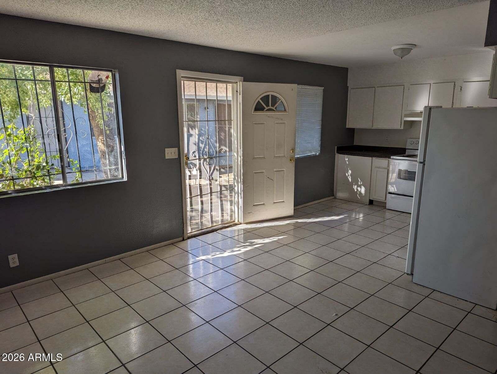 2957 E ATLANTA Avenue