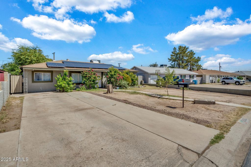Photo of 6101 N 31st Drive, Phoenix, AZ 85017 (MLS # 7001039)