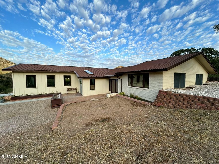 Stunning Secluded Ranch Property - Bisbee, AZ Area
Location: Just 8 miles from Bisbee, 15 miles from Sierra Vista, and 15 miles from historic
Tombstone, AZ.
Property Details:
 Bedrooms: 4, Bathrooms: 3.5 (including 2 master suites). Land: 40 acres, featuring fenced portions, corrals, and a tack room - perfect for
equestrian or livestock needs.
Highlights: Great Room: Expansive open-concept design with panoramic views to the east, south, and west - breathtaking sunrises and sunsets included! Privacy Meets Accessibility: Enjoy the serenity of a secluded retreat without sacrificing
convenient access to nearby towns. Potential Expansion: Optional 240 additional acres available for purchase at an agreed-
upon price, offering unparalleled opportunities for further opportunities.