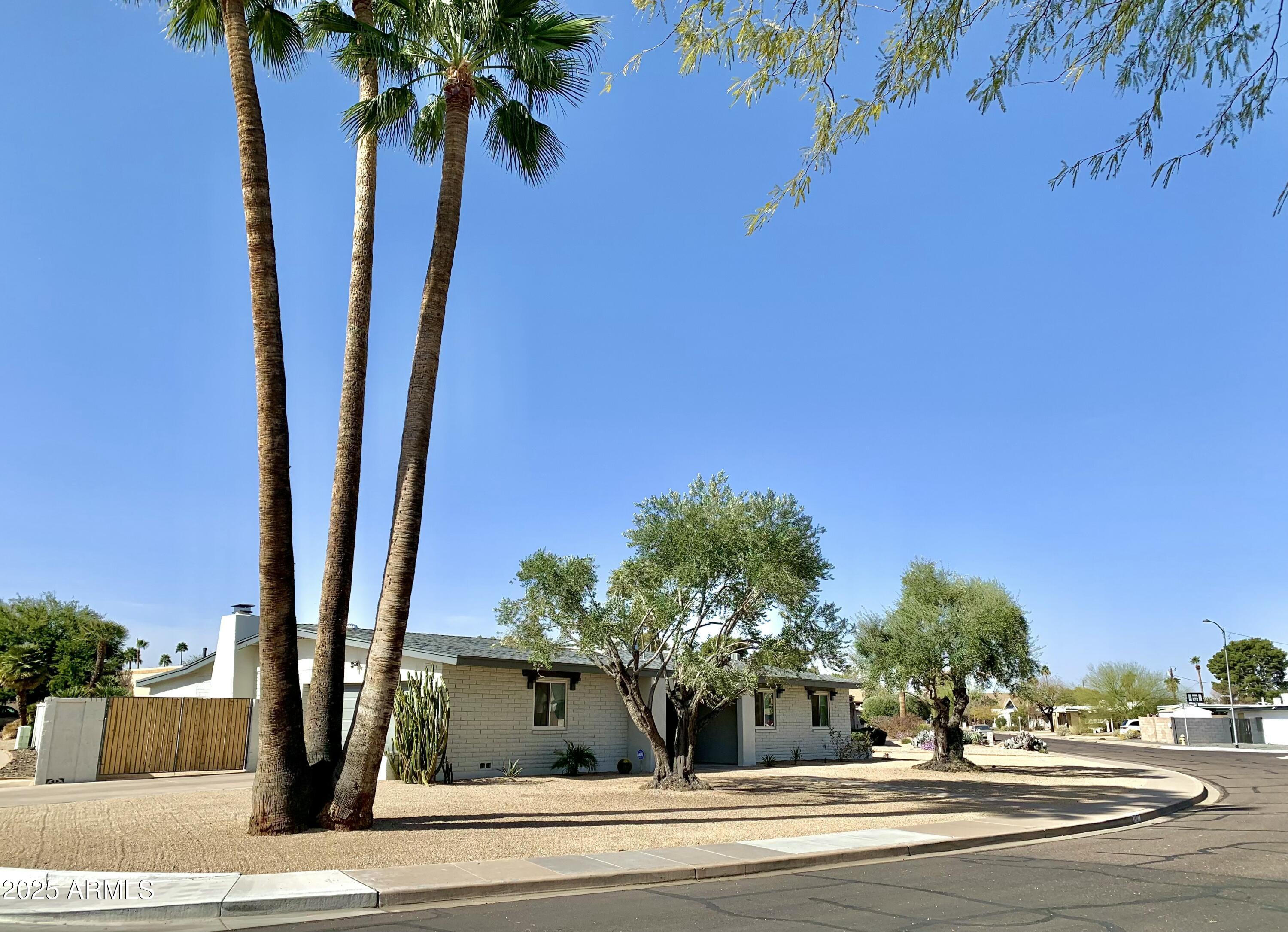 3807 E ALTADENA Avenue