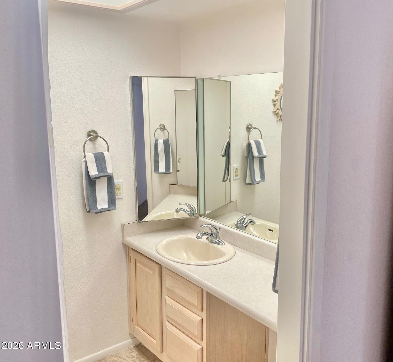 320 E LANCASTER Court