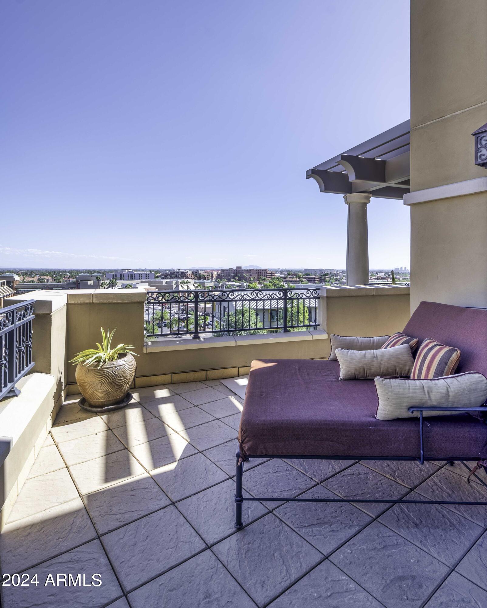 SCOTTSDALE WATERFRONT RESIDENCES - Residential