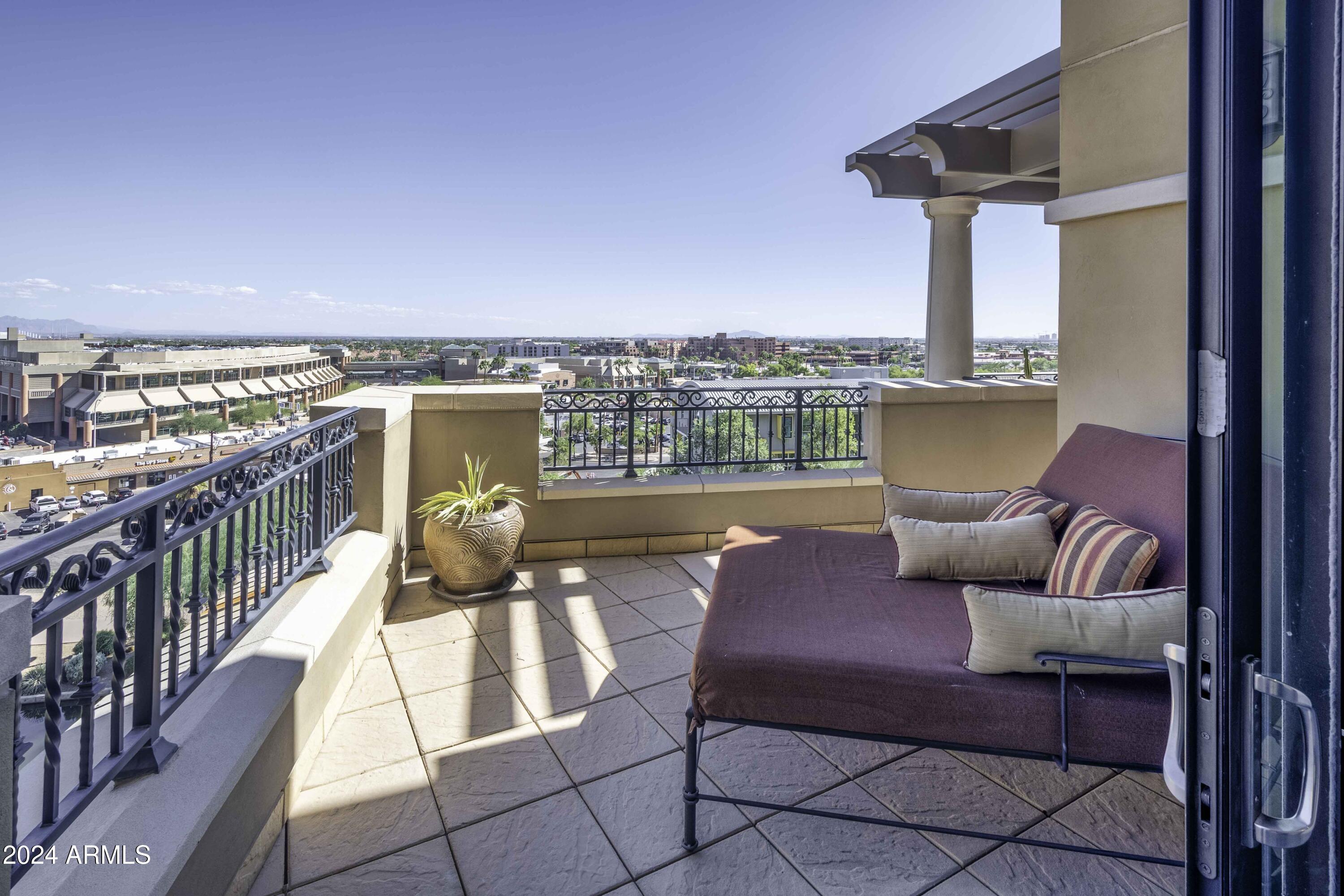 SCOTTSDALE WATERFRONT RESIDENCES - Residential