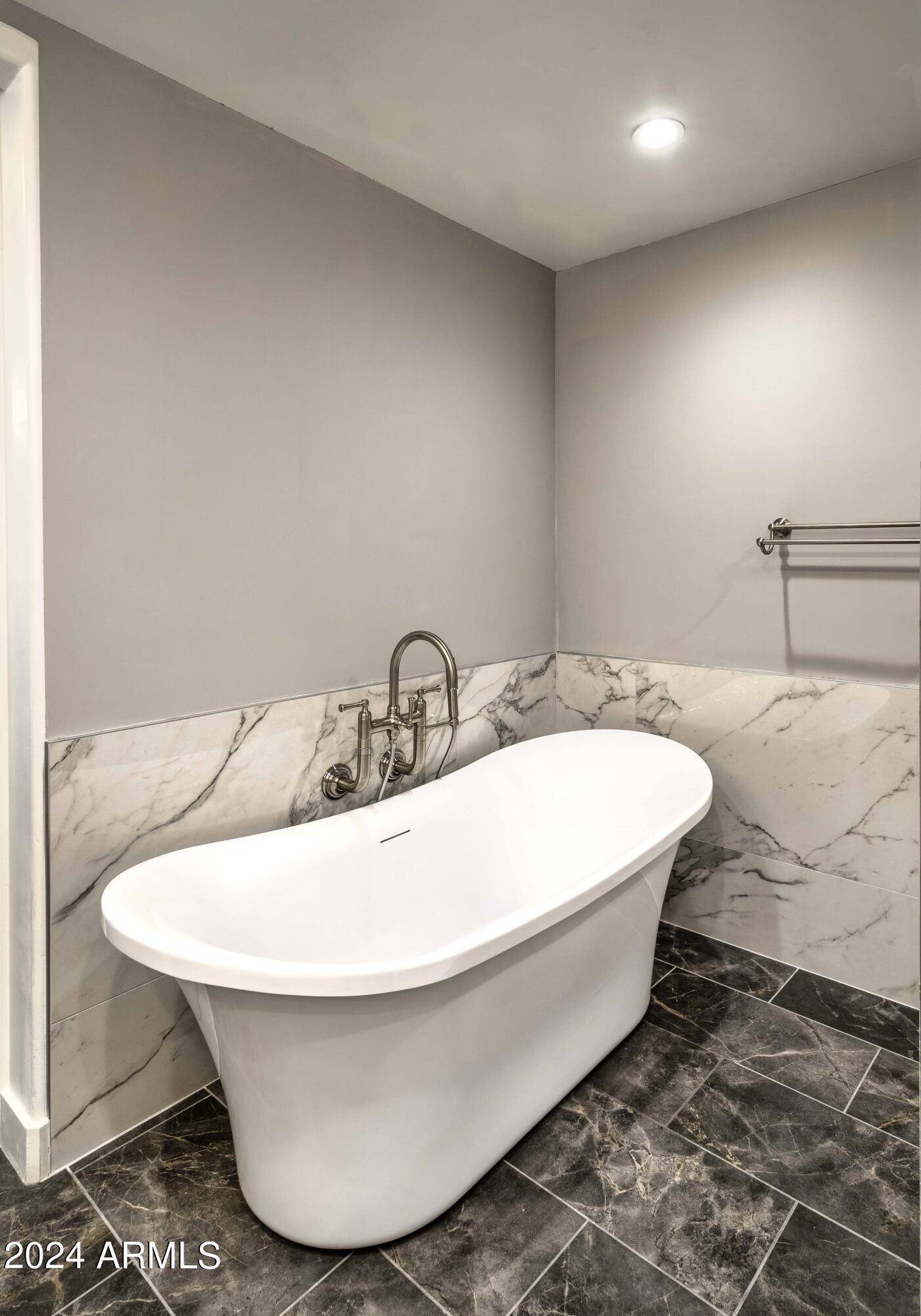 SCOTTSDALE WATERFRONT RESIDENCES - Residential