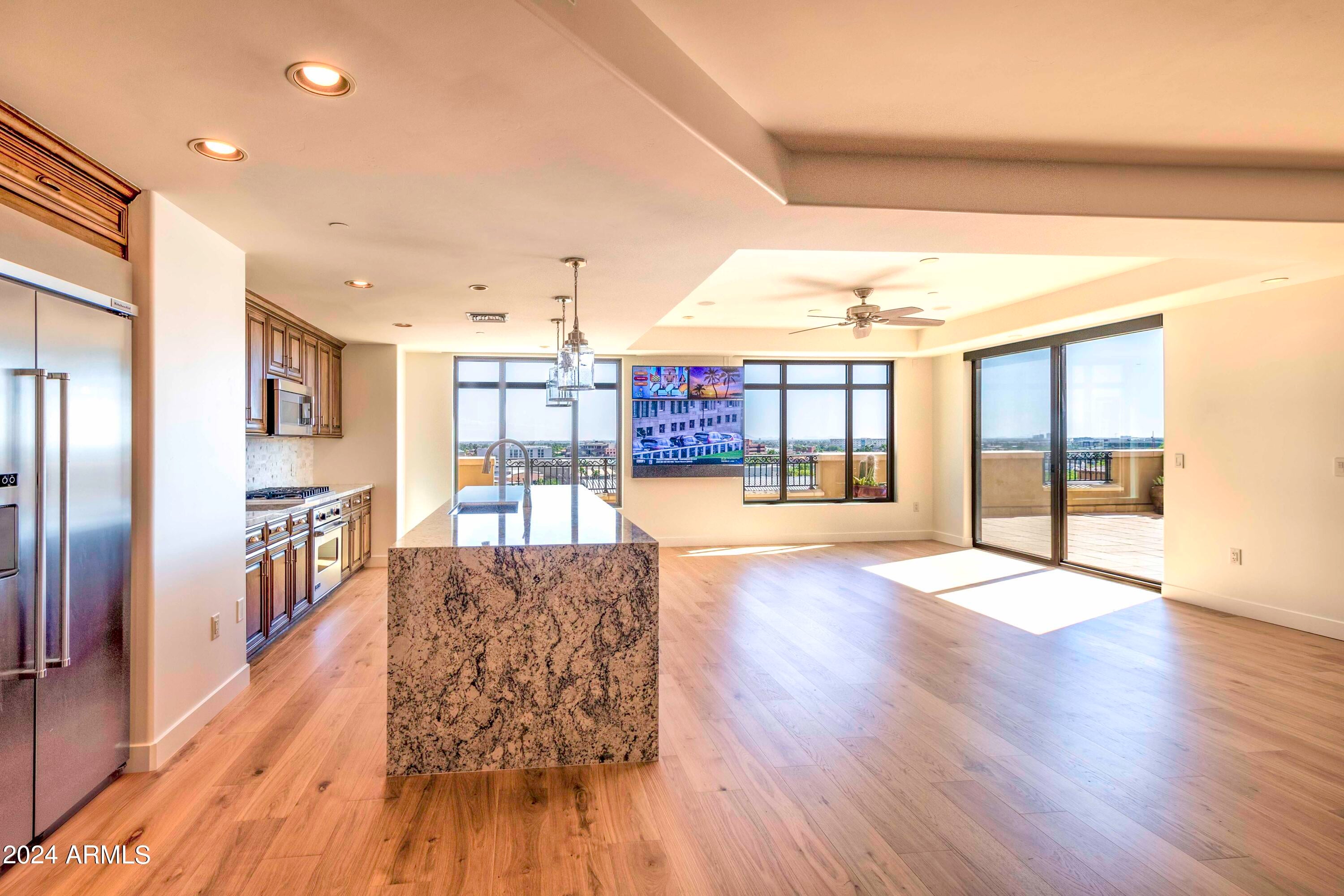 SCOTTSDALE WATERFRONT RESIDENCES - Residential