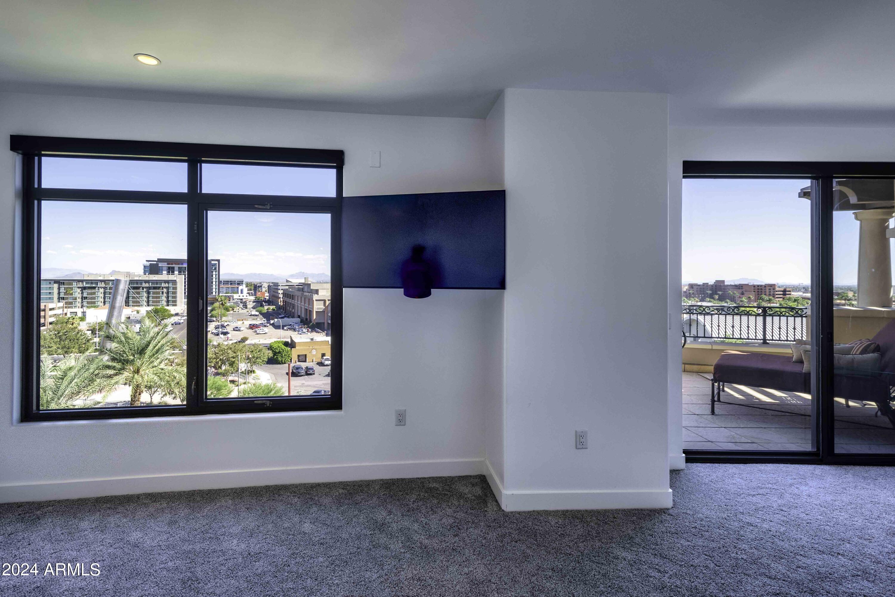 SCOTTSDALE WATERFRONT RESIDENCES - Residential